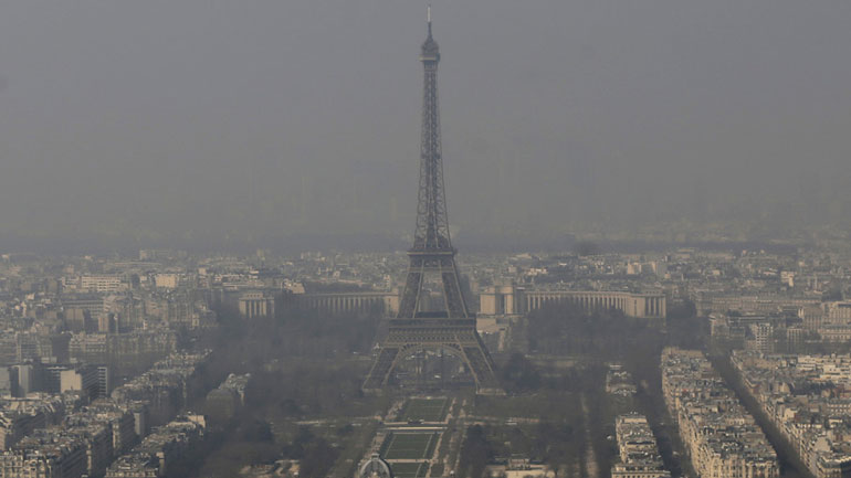 Πυκνό κύμα αιθαλομίχλης πάνω από το Παρίσι